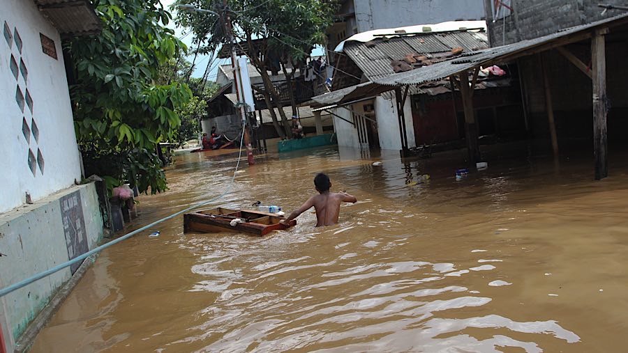 Selain Jakarta Timur, banjir juga melanda kawasan Pejaten Timur, Jakarta Selatan. (Bloomberg Technoz/Andrean Kristianto)
