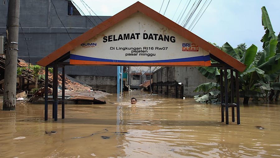 Hingga pukul 12.00 banjir masih melanda 57 RT di Jakarta. (Bloomberg Technoz/Andrean Kristianto)