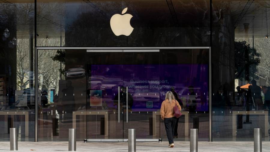 Suasana toko ritel Apple menjual iPhone. (Bloomberg)