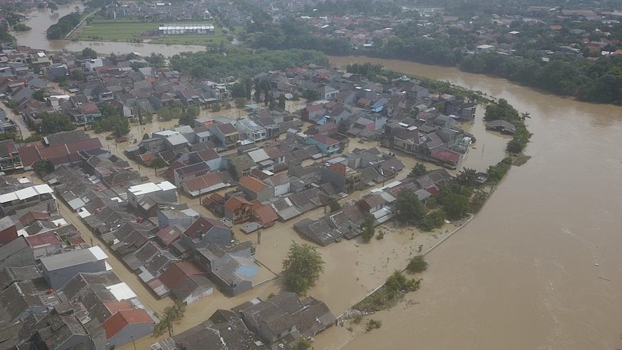 BPBD Kota Bekasi mencatat terdapat 20 titik banjir yang tersebar di tujuh kecamatan. (Bloomberg Technoz/Andrean Kristianto)