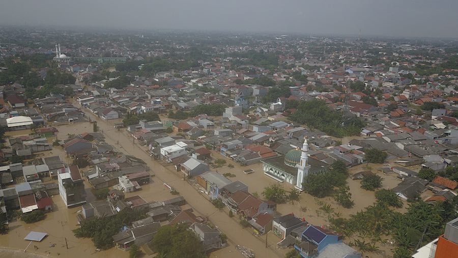 Banjir Bekasi ini terjadi akibat luapan Kali Bekasi tak mampu menahan debit air yang meningkat. (Bloomberg Technoz/Andrean Kristianto)