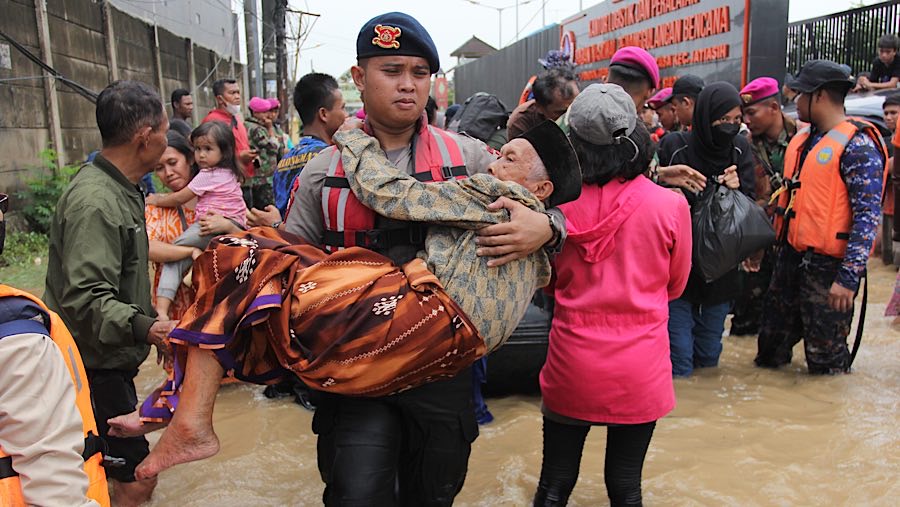 Banjir merendam Perumahan Pondok Gede Permai Bekasi dengan ketinggian air mencapai 4 meter. (Bloomberg Technoz/Andrean Kristianto)