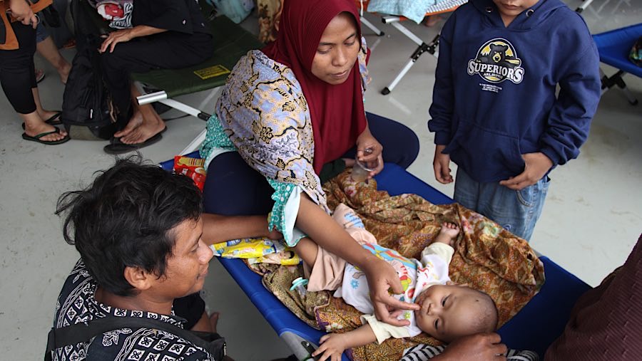Warga yang terdampak banjir dievakusi di Gudang Logistik dan Peralatan BNPB Bekasi, Jawa Barat. (Bloomberg Technoz/Andrean Kristianto)