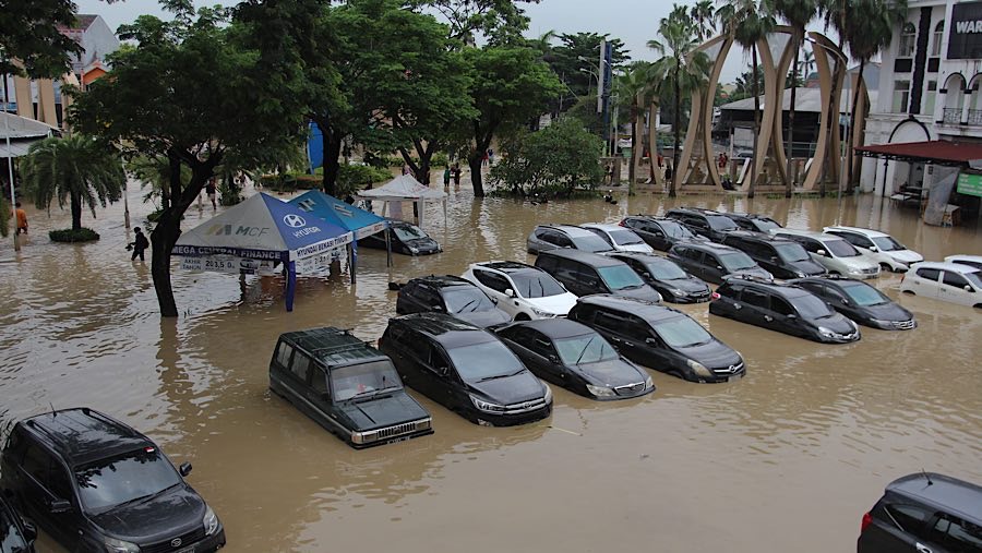 Selain itu banjir Bekasi juga merensam sejumlah mobil di ruko Grand Galaxy Bekasi, Jawa Barat. (Bloomberg Technoz/Andrean Kristianto)