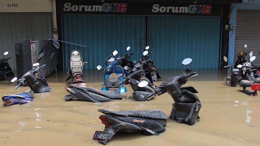 Banjir juga merendam Perumahan Kemang Ifi Graha Bekasi. (Bloomberg Technoz/Andrean Kristianto)