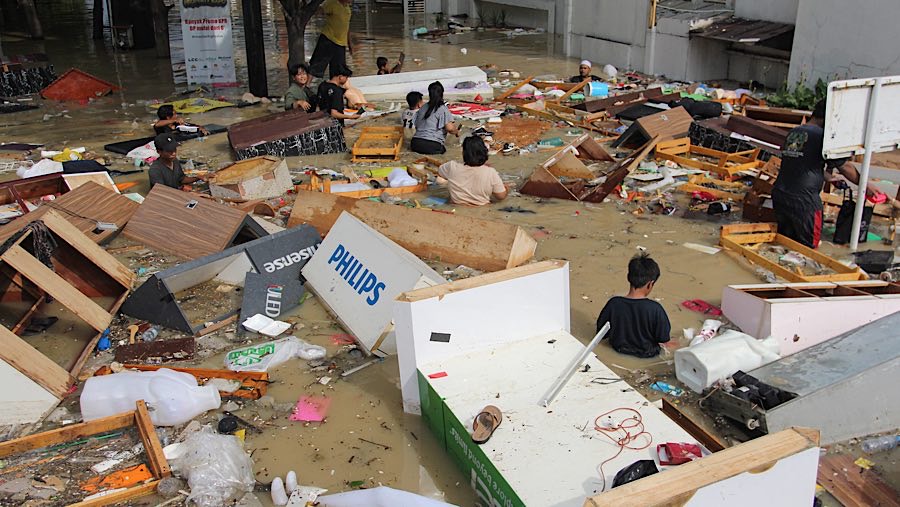 Beberapa perlengkapan tenant terlihat mengambang di pintu masuk area parkir luar. (Bloomberg Technoz/Andrean Kristianto)