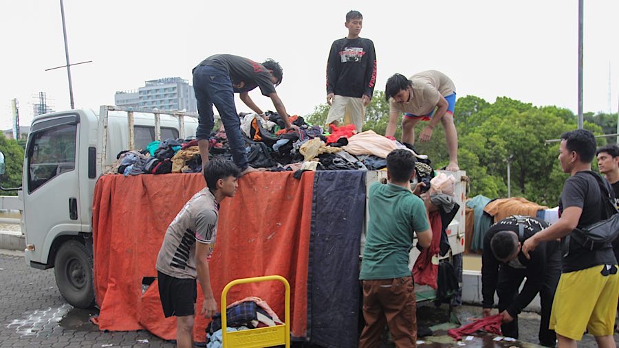 Sebagian besar pedagang yang kebanjiran mayoritas pedagang pakaian. (Bloomberg Technoz/Andrean Kristianto)
