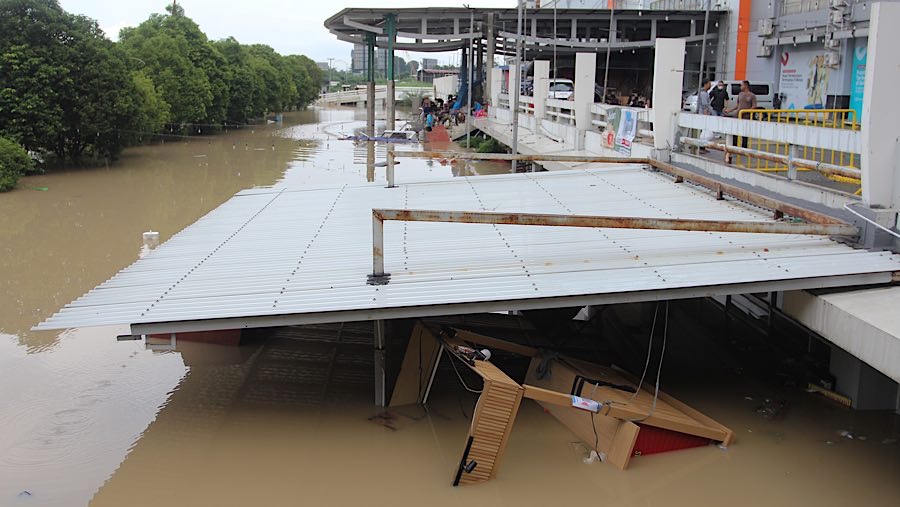 Suasana banjir yang melanda Mega Bekasi Hypermall, di Bekasi, Jawa Barat, Selasa (4/3/2025). (Bloomberg Technoz/Andrean Kristianto)