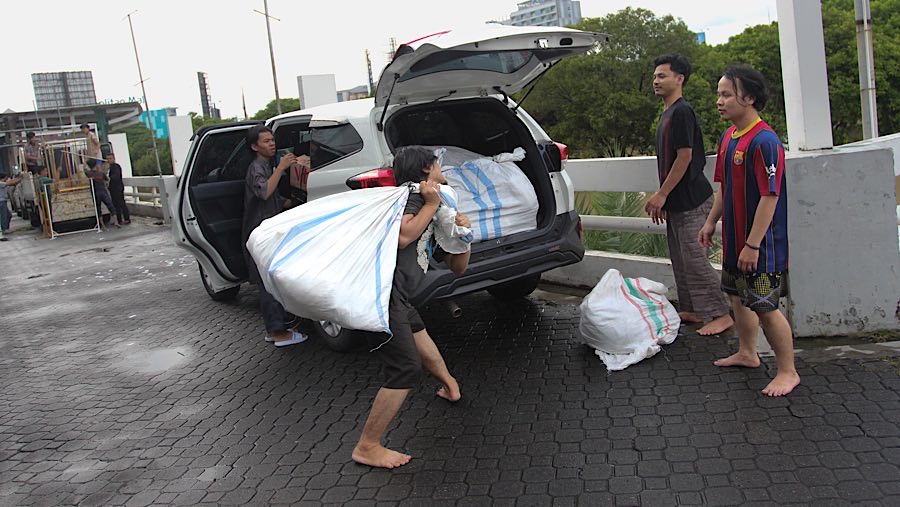 Barang dagangan yang bisa diselamatkan oleh pedagang langsung dibawa dengan menggunakan kendaraan. (Bloomberg Technoz/Andrean Kristianto)