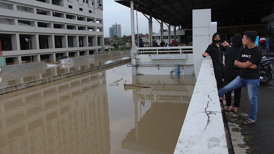 Mega Bekasi Hypermall atau yang kerap disebut Giant Bekasi kebanjiran akibat luapan aliran kali Bekasi. (Bloomberg Technoz/Andrean Kristianto)
