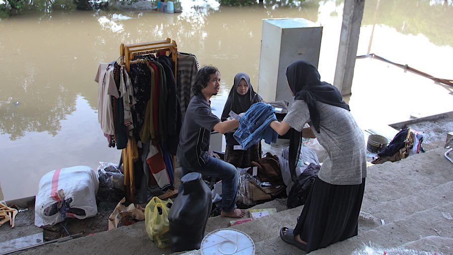 Banjir melanda lantai GF Mega Bekasi Hypermall. (Bloomberg Technoz/Andrean Kristianto)