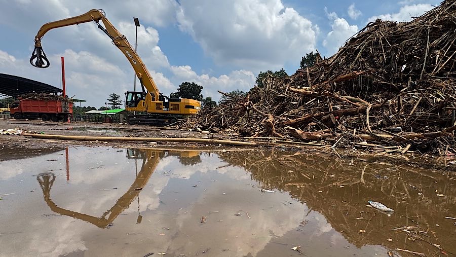 Untuk mengatasi sampah yang terbawa arus banjir, petugas dikerahkan di lokasi Saringan Sampah TB Simatupang. (Bloomberg Technoz/Andrean Kristianto)