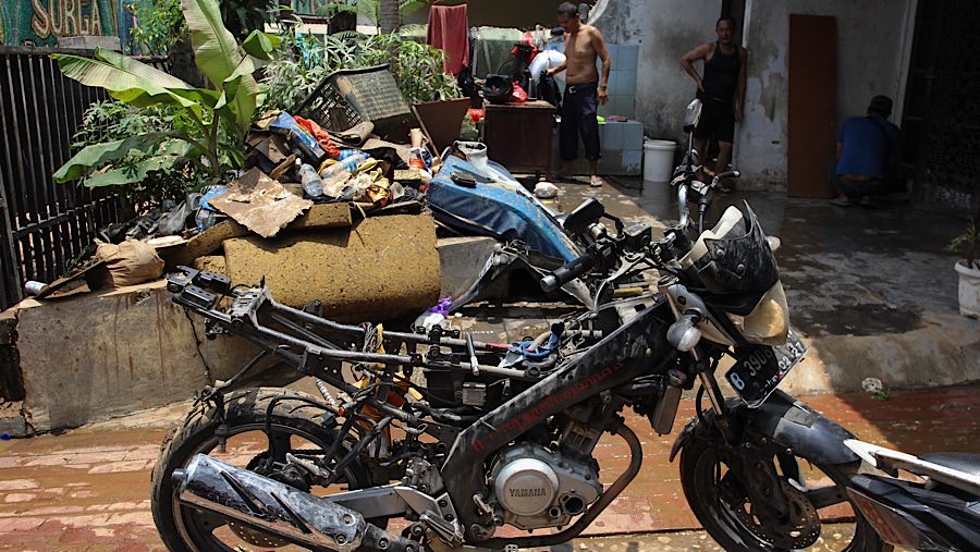 Tak hanya rumah, sejumlah kendaraan juga ikut terendam banjir. (Bloomberg Technoz/Andrean Kristianto)