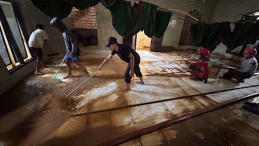 Sebelumnya kawasan Rawajati dilanda banjir setinggi satu meter lebih. (Bloomberg Technoz/Andrean Kristianto)