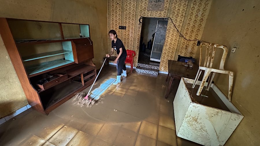 Warga membersihkan lumpur usai banjir melanda kawasan Rawajati, Jakarta, Rabu (5/3/2025). (Bloomberg Technoz/Andrean Kristianto)