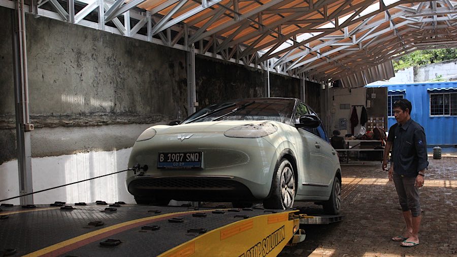Beberapa kendaraan juga diangkut menggunakan truk untuk diantar ke bengkel. (Bloomberg Technoz/Andrean Kristianto)