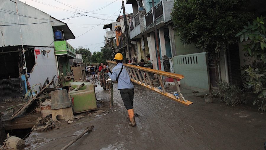 Beberapa petugas PLN juga mulai memperbaiki aliran listrik di perumahan tersebut. (Bloomberg Technoz/Andrean Kristianto)