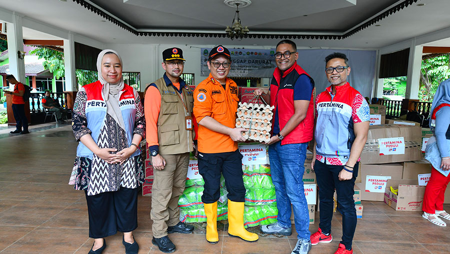 Pertamina Peduli menyerahkan sejumlah bantuan sembako dan peralatan lain kepada Badan Penanggulangan Bencana Daerah (BPBD) di Bekasi (Dok. Pertamina)