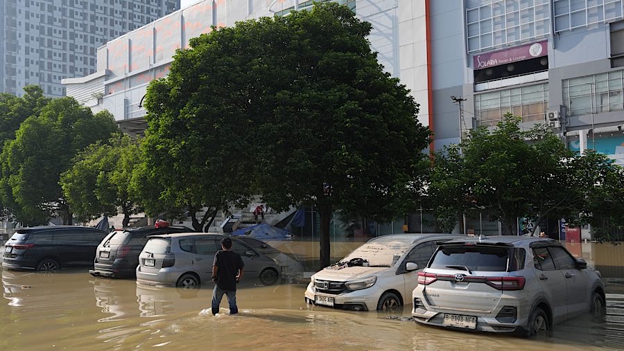 Banjir akibat luapan kali Bekasi masih merendam mobil yang terparkir di Mega Bekasi Hypermall, Jawa Barat, Kamis (6/3/2025). (Dimas Ardian/Bloomberg)