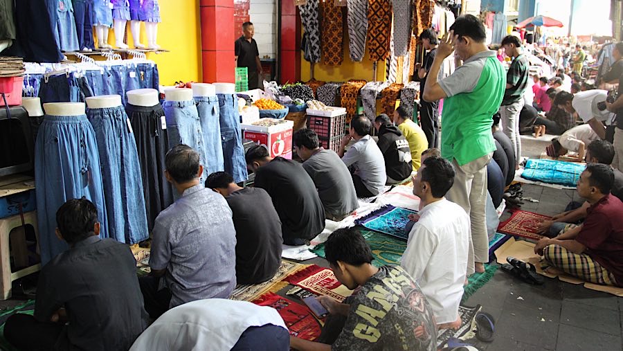 Sejumlah umat Islam menunggu pelaksanaan salat jumat di Pasar Tanah Abang, Jakarta, Jumat (7/3/2025). (Bloomberg Technoz/Andrean Kristianto)