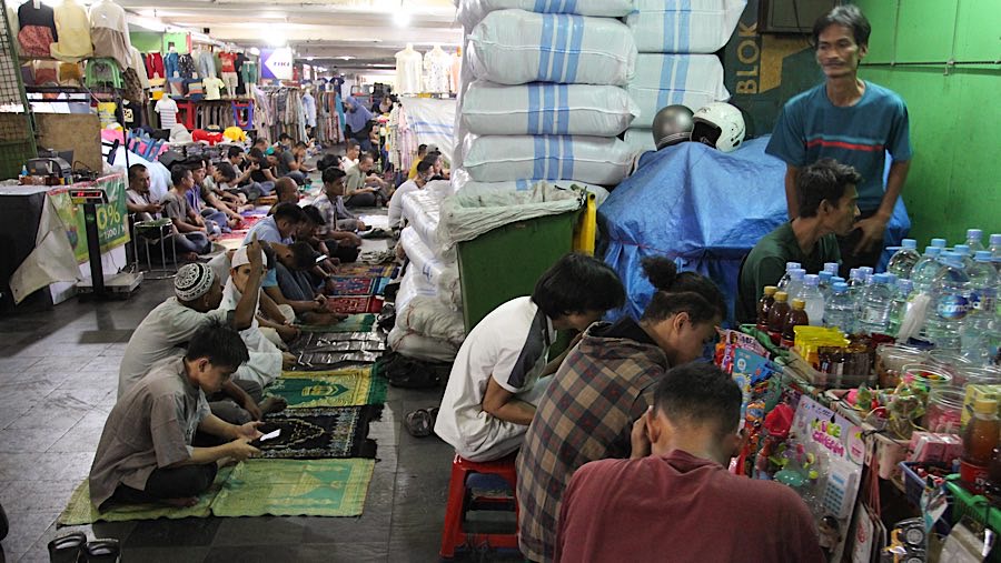 Para jamaah memenuhi hingga lorong-lorong di antara lapak pedagang. (Bloomberg Technoz/Andrean Kristianto)