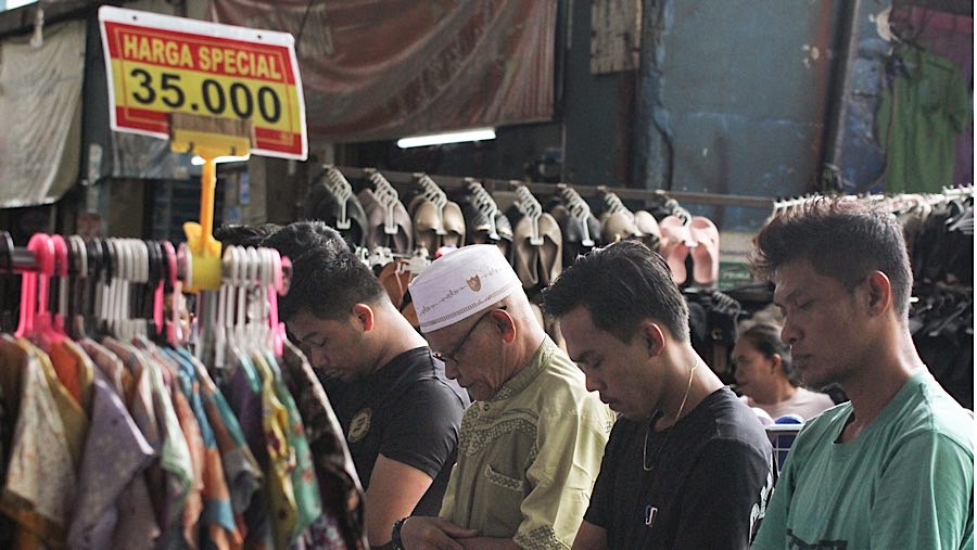 Transaksi jual beli di pasar tetap berlangsung, (Bloomberg Technoz/Andrean Kristianto)