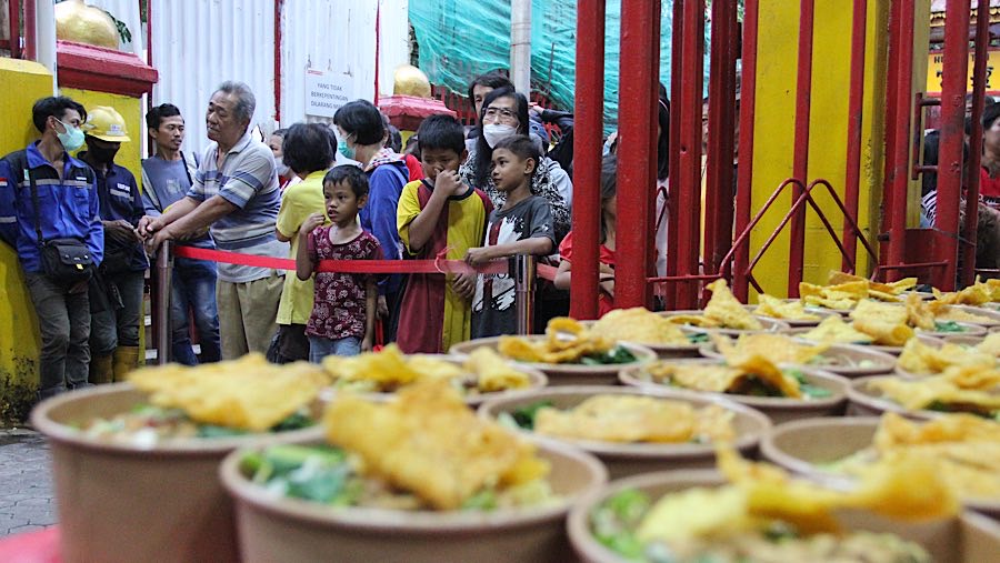 Kegiatan ini merupakan tahun kedelapan Vihara Dharma Bakti mengadakan buka puasa bersama secara gratis. (Bloomberg Technoz/Andrean Kristianto)
