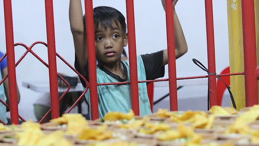 Menu buka puasa yang diberikan merupakan dagangan warga sekitar Vihara. (Bloomberg Technoz/Andrean Kristianto)