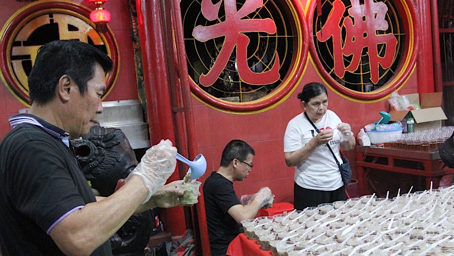 Setiap harinya, pihak Vihara Dharma Bakti menyiapkan 350 porsi makanan untuk berbuka puasa. (Bloomberg Technoz/Andrean Kristianto)