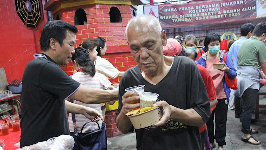 Kegiatan buka bersama di Vihara Dharma Bakti akan berlangsung hingga 24 Maret 2025 dan terbuka bagi siapa saja. (Bloomberg Technoz/Andrean Kristianto)