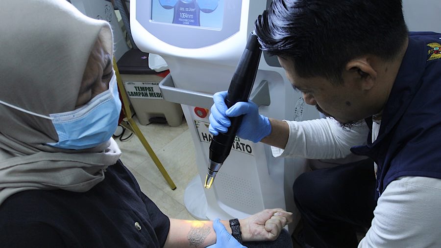Beberapa peserya hapus tato terlihat merasa kesakitan saat di laser. (Bloomberg Technoz/Andrean Kristianto)