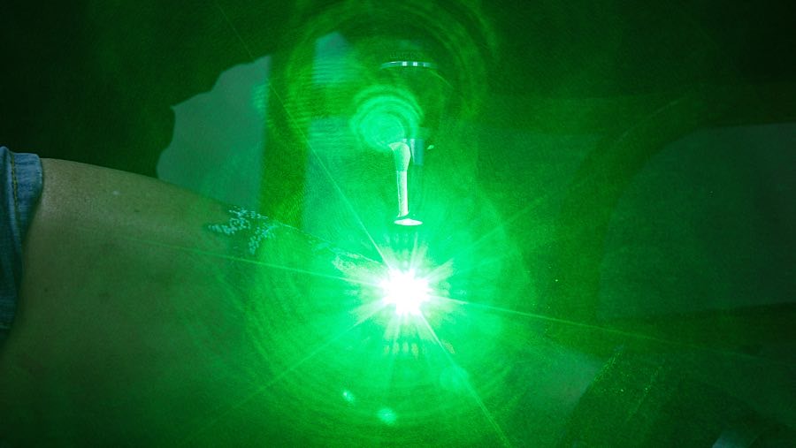 Layanan ini ditujukan bagi warga yang ingin menghapus tato sebagai bentuk refleksi diri pada bulan suci. (Bloomberg Technoz/Andrean Kristianto)