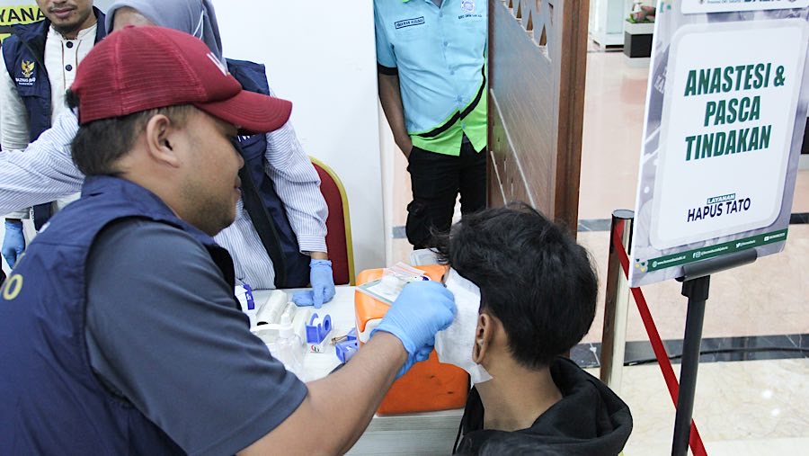 Peserta tidak diperbolehkan mengikuti program ini jika memiliki tato permanen di area sensitif atau berisiko. (Bloomberg Technoz/Andrean Kristianto)