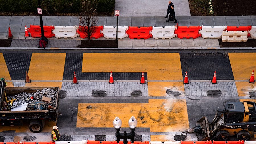 Kawasan di sekitar mural tersebut kemudian berganti nama menjadi Black Lives Matter Plaza. (Kent Nishimura/Bloomberg)
