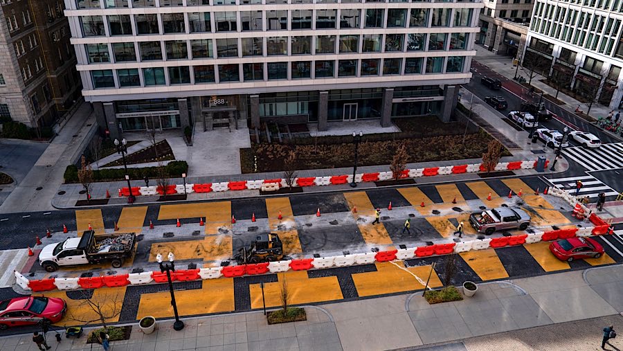 Penghapusan mural setelah adanya pengajuan RUU yang akan menghentikan miliaran dolar dana federal untuk pemerintah lokal Washington DC