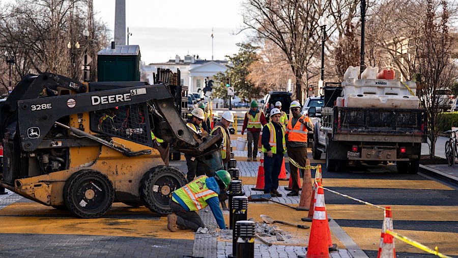 Mural dengan huruf kuning besar ini dicat di jalan menuju Gedung Putih, sebagai respons terhadap pembunuhan George Floyd. (Kent Nishimura/Bloomberg)