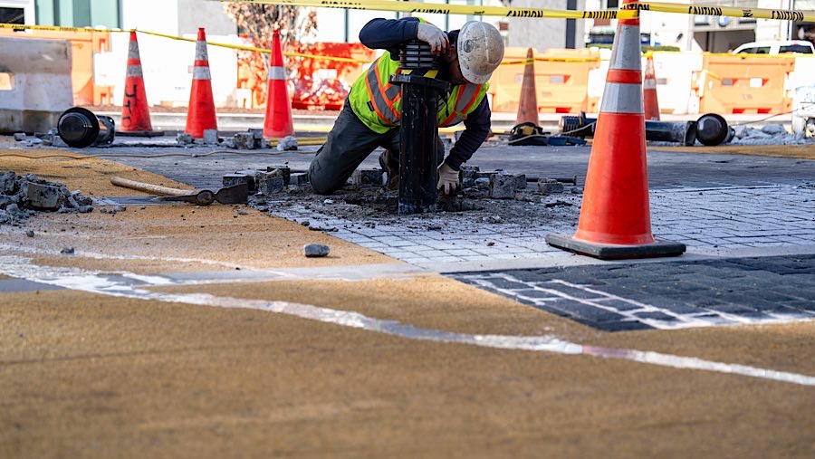 Mural tersebut menjadi simbol solidaritas melawan rasisme dan kekerasan polisi. (Kent Nishimura/Bloomberg)
