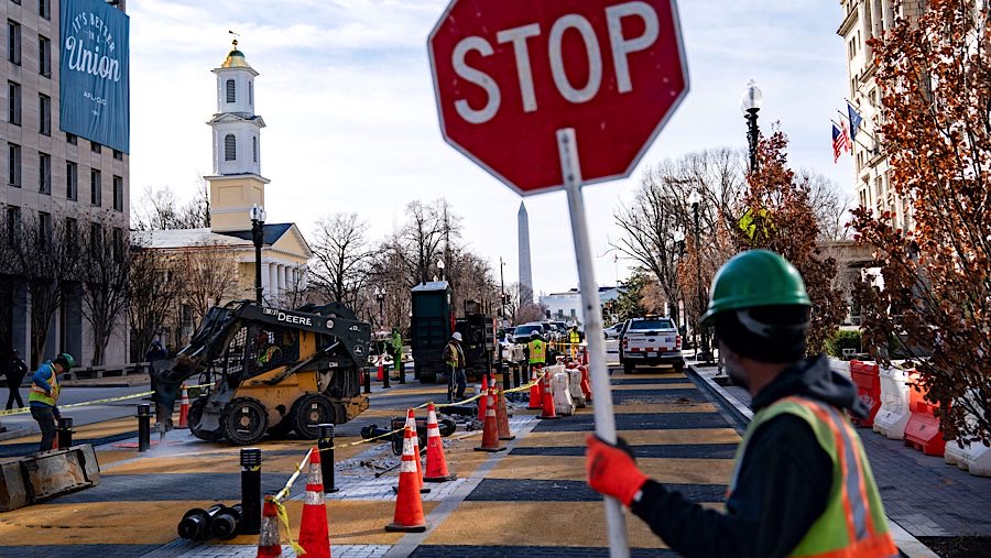 Pekerja bersiap menghapus mural ‘Black Lives Matter’ di Black Lives Matter Plaza, Washington, DC, AS, Senin (10/3/2025). (Kent Nishimura/Bloomberg)