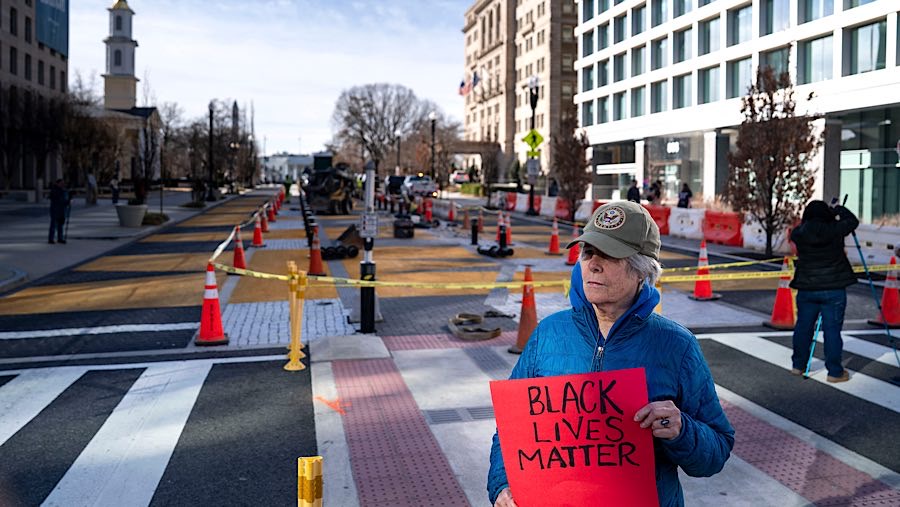 Keputusan untuk menghapus mural yang telah menjadi simbol gerakan sosial ini menuai beragam aksi dari masyarakat. Kent Nishimura/Bloomberg)