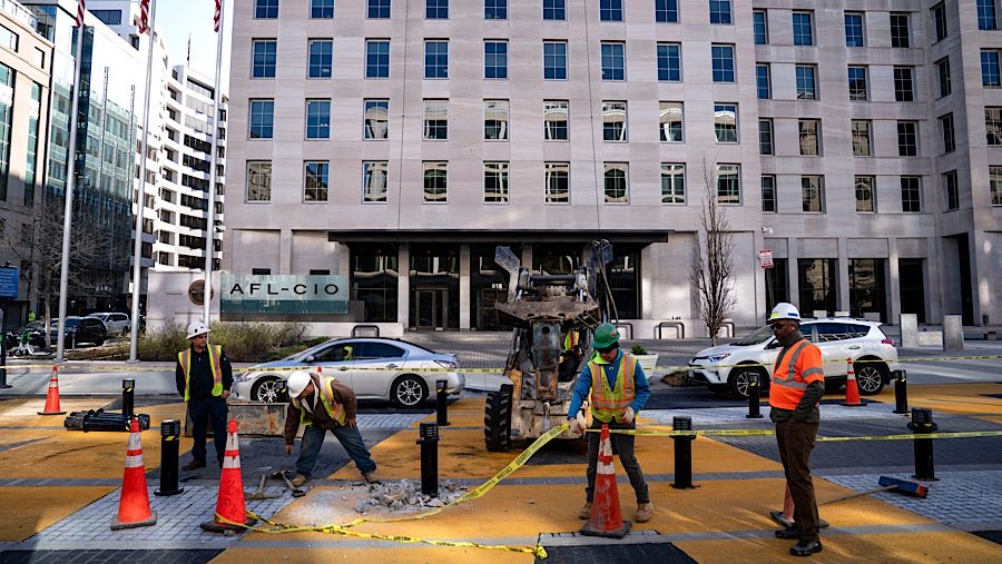 Pekerja menghapus mural ‘Black Lives Matter’ di Black Lives Matter Plaza, Washington, DC, AS, Senin (10/3/2025). (Kent Nishimura/Bloomberg)