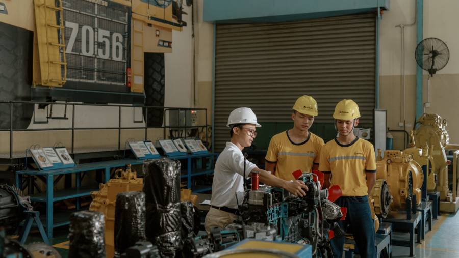 Para siswa belajar permesinan di institusi vokasi United Tractors di Jakarta. (Muhammad Fadli/Bloomberg)