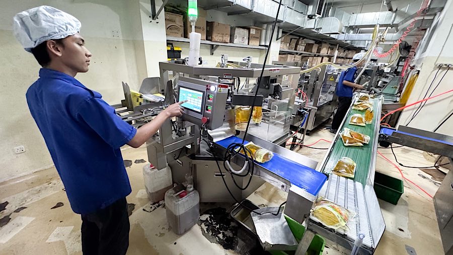 Pekerja memproses pengemasan Minyakita di PT Binamas Karya Fausta, Cakung, Jakarta, Rabu (12/3/2025). (Bloomberg Technoz/Andrean Kristianto)