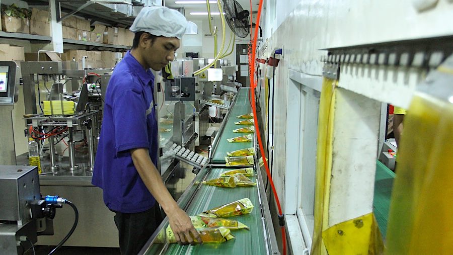 MinyaKita, salah satu produk komoditas minyak goreng murah untuk rakyat yang digagas pemerintah sejak 2022 lalu (Bloomberg Technoz/Andrean Kristianto)