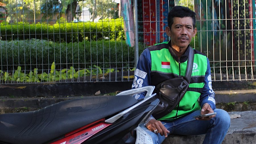 “Alhamdullilah bertahun tahun belum pernah dapet,” ungkap Risnandar (52) yang penghasilan dari ojol sekitar Rp6 juta. (Bloomberg Technoz/Andrean)