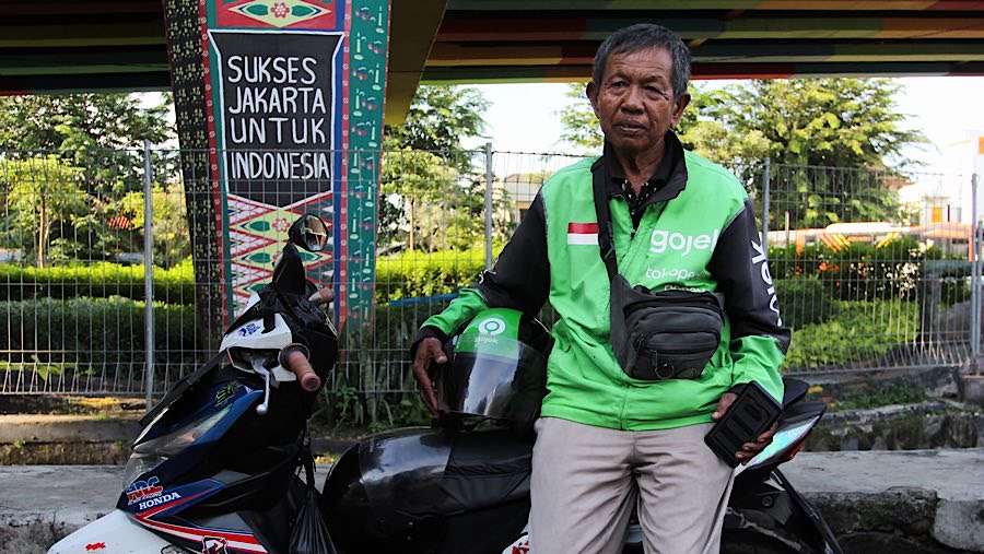 “Kalau dapat ya bersyukur, bisa buat nambah-nambah lebaran,” ungkap Nur Jaya (59). Nur mengaku penghasilannya antara Rp3 hingga Rp5 juta.