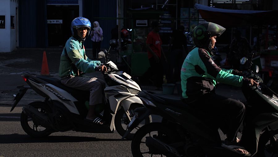 Pemberian Bonus Hari Raya tersebut disambut baik oleh driver ojol. (Bloomberg Technoz/Andrean Kristianto)