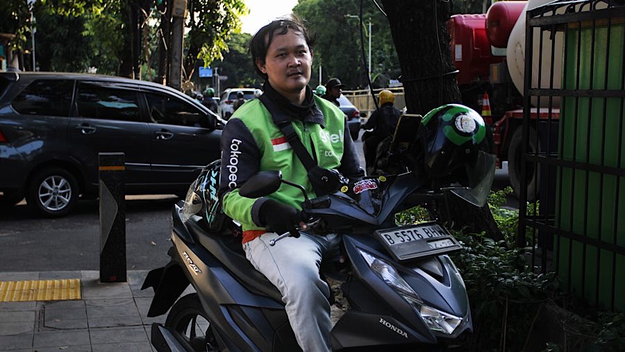 “Kalau dapat seneng karena selama ini belum pernah baru tahun ini,” ungkap Rizky (31). Ia mengaku penghasilan per bulannya Rp6 hingga Rp7 juta.