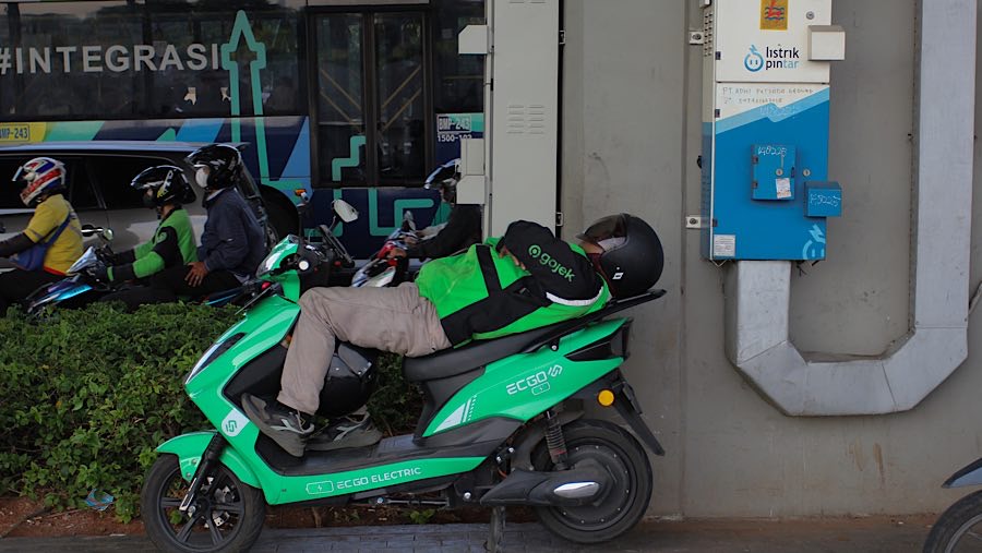 Namun, bagi mitra yang tidak masuk kategori produktif besaran bonus disesuaikan dengan kebijakan perusahaan. (Bloomberg Technoz/Andrean Kristianto)