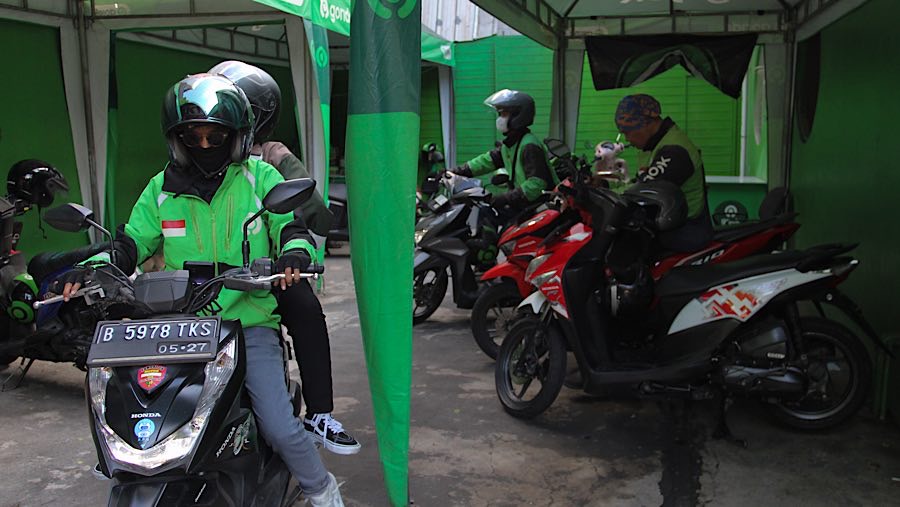 Driver ojek daring (ojol) menunggu penumpang di kawasan Tebet, Jakarta, Rabu (12/3/2025). (Bloomberg Technoz/Andrean Kristianto)