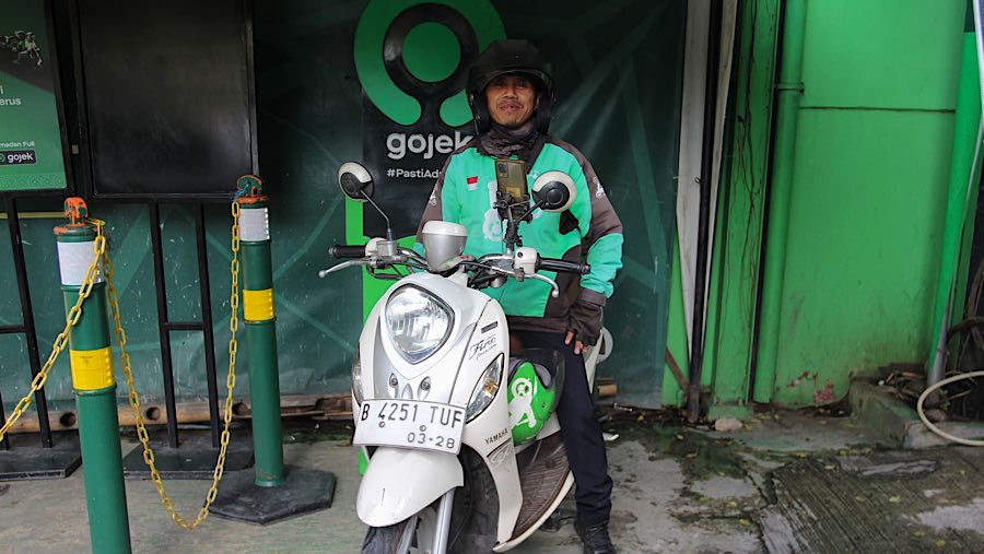 “Alhamdullilah klo dapet THr mudah-mudahan bener,” ujar Isnen (42). Isnen mengaku pengahasilan per bulannya Rp6 juta. (Bloomberg Technoz/Andre)